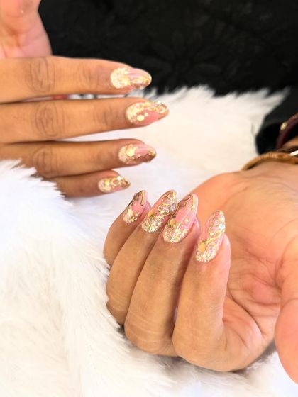 A truly dazzling set for when you want all eyes on you. This design features a sheer pink base packed with chunky gold glitter and foil pieces for ultimate sparkle.