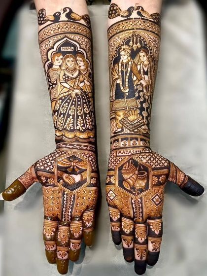 This design is packed with figures and stories. It shows the couple's wedding ceremony, along with portraits of their family members, creating a beautiful narrative.