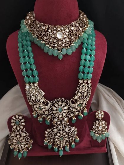 Another view of the emerald green bridal set, showcasing the detailed craftsmanship of the choker and the layered necklace. This is a premium set for a bride who wants to make a statement.