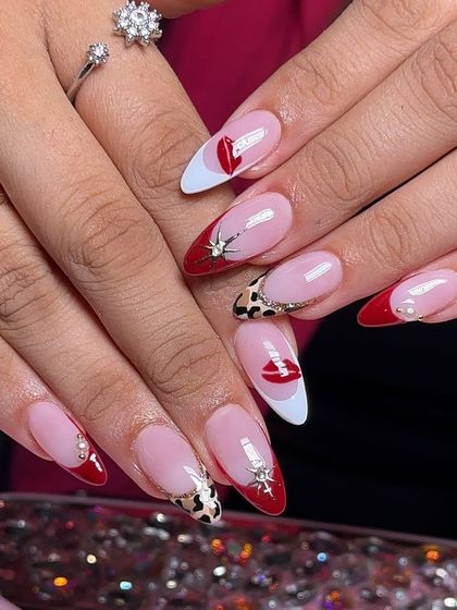Red lips, red tips. A playful and glamorous set featuring red and white French tips, leopard print, and hand-painted lip motifs.