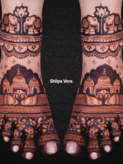 This design features temple architecture and swan motifs, creating a serene and traditional look for the feet.