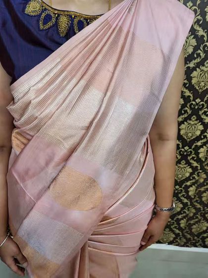 A closer look at the finished drape from a student. The pallu is neatly pleated and sits perfectly on the shoulder.