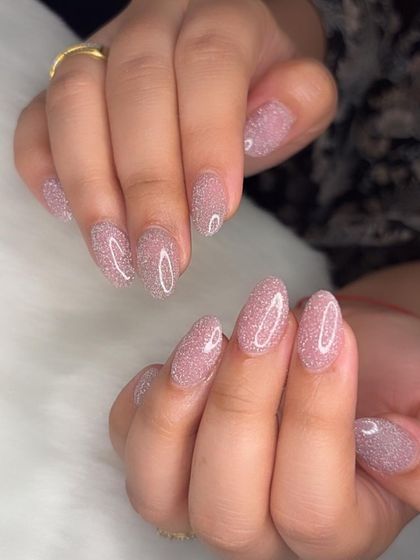 A full coat of sparkling pink reflective glitter for a high-impact, dazzling look.