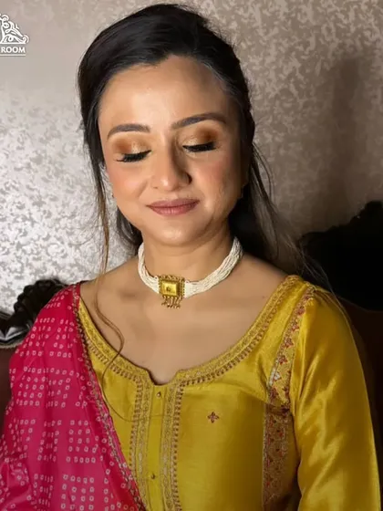 Makeup should always feel like you. For this client, I created a soft and natural party look, focusing on enhancing her features with subtle contouring, a simple eye, and a classic lip color. This is perfect for someone who wants an elegant, understated look.