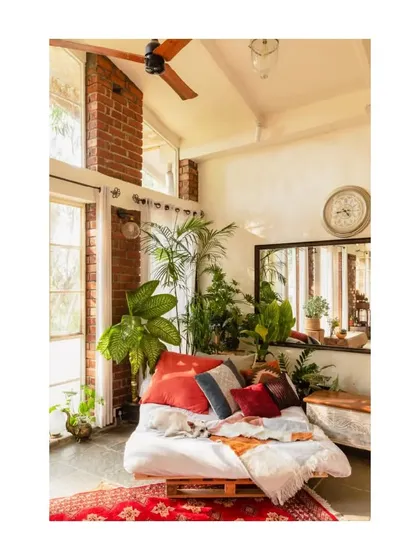 This cozy corner in The Brick Loft shows how we use white lime plaster to create a sense of spaciousness and light. The playful pops of red and blue in the furnishings add a vibrant, welcoming ambiance.
