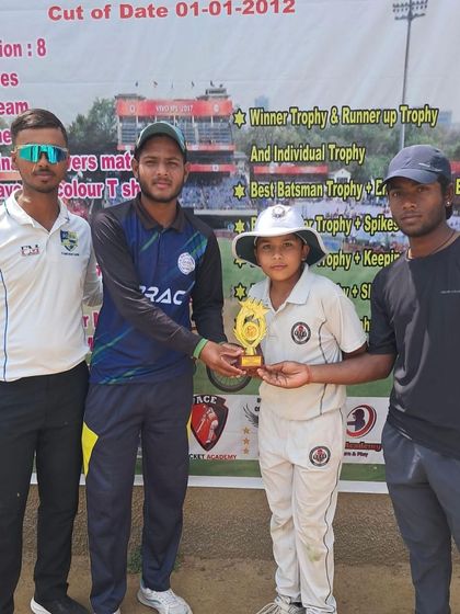 Dhruv Jangra receiving the Best Bowler award.