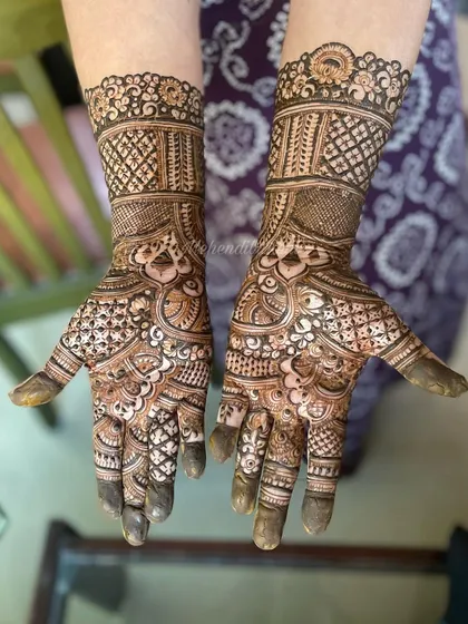 A similar party design with dense work on the hands and a detailed cuff at the wrist. The intricate patterns ensure a beautiful stain on the palms.