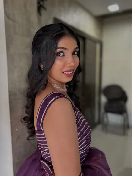 This client wanted a simple yet chic look. I gave her a clean base, defined eyes, and soft waves for a modern and stylish appearance.