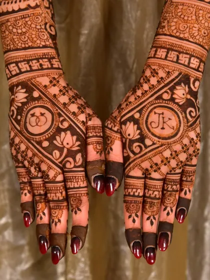 For this engagement mehendi, I incorporated the couple's initials "JK" and a symbol of two intertwined rings. It's a beautiful way to celebrate your union, blending traditional patterns with your personal love story.