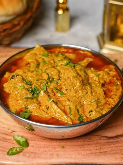 A rich and creamy chicken korma, another star component of our exclusive Iftar Box, perfect for enjoying with fresh, soft bread.