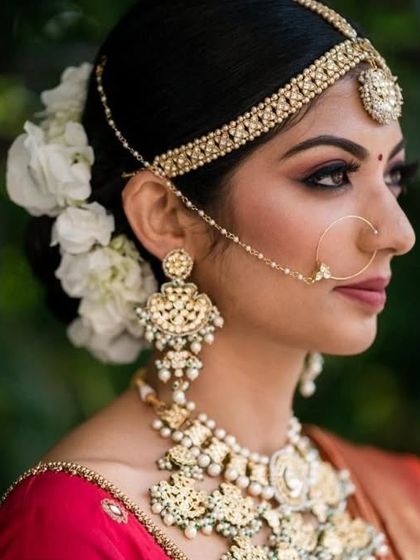A classic and traditional look for the resplendent bride Mahithi. I used natural, earthy tones to create a warm, glowing complexion and defined eyes that perfectly matched her timeless elegance.