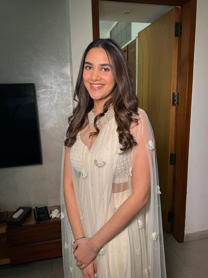 Modern Pastel & Ivory Brides photo 52