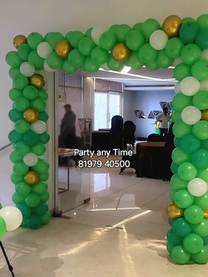 The entrance decoration for the dinosaur party, with a balloon arch framing the doorway to welcome the little explorers.