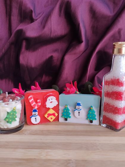 The complete Christmas collection in one shot. It includes two types of festive soaps, a hand-painted soy wax candle, and candy cane bath salts. A perfect gift set to wish someone a Merry Christmas.