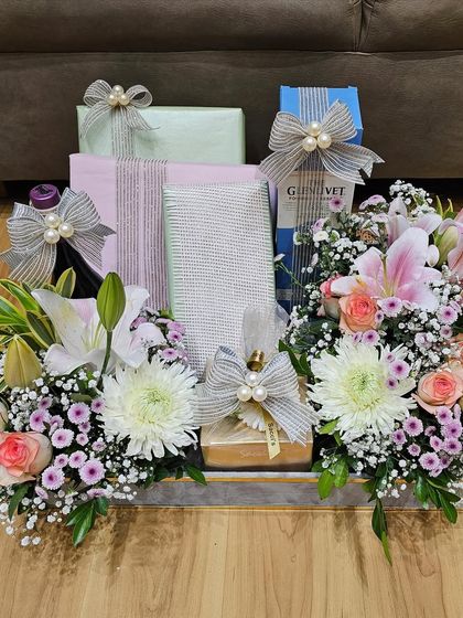 Pastels and florals are the perfect combination for a birthday or occasion hamper. This arrangement is minimalistic yet so elegant, with beautiful pearl-studded bows and fresh flowers creating a truly lovely look.