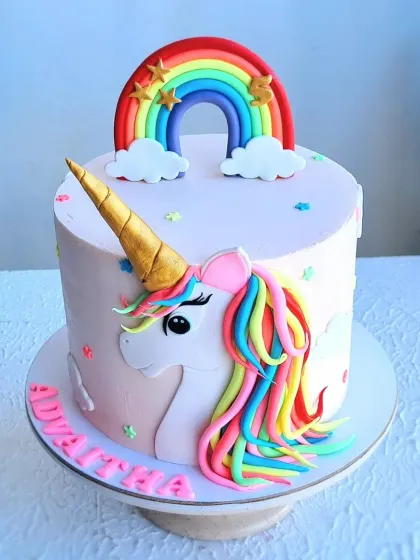 A view of the unicorn cake showing the personalized name on the side.