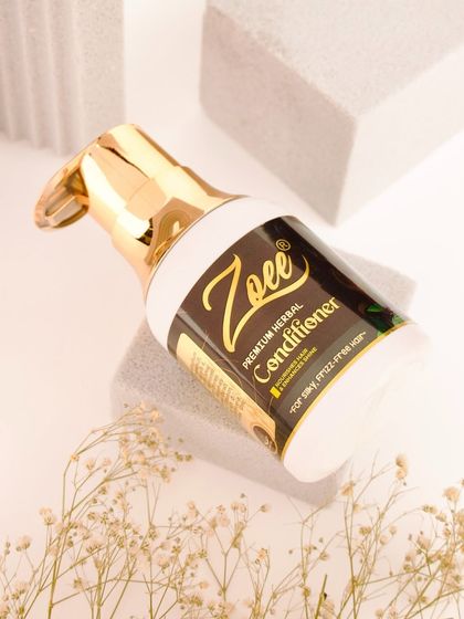 A closer look at my super hydrating Premium Herbal Conditioner. It's designed to tackle tangles, dryness, and dullness, leaving your hair silky, smooth, and incredibly shiny.