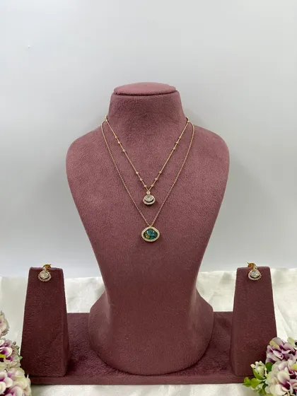 Another view of the 'Kritika' set with a green pendant.
