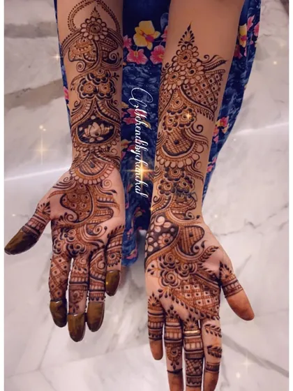 A gorgeous Arabic-inspired design with bold lines, floral patterns, and lots of open space to make the artwork stand out.