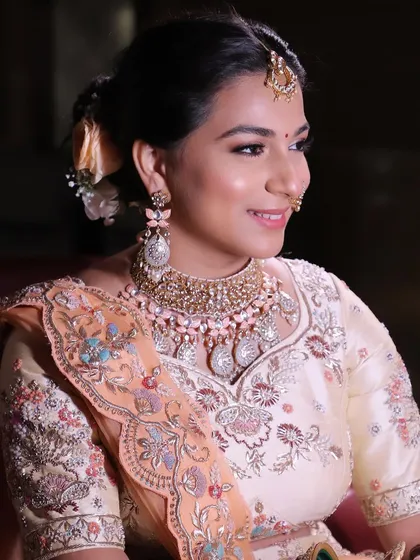 Another angle of Rakshika's beautiful phera look. The focus is on clean skin and soft, romantic tones.