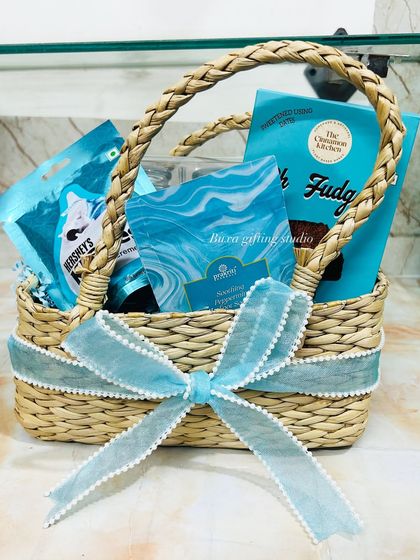 This hamper for a new mom is all about comfort and calm. The pastel blue theme extends from the ribbon to the packaging of the treats and skincare inside.