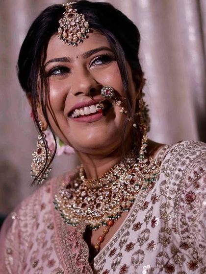 A perfect bridal combination: mesmerizing eyes, dewy skin, and a radiant smile. This look in soft pink hues is timeless, elegant, and perfect for the modern bride.