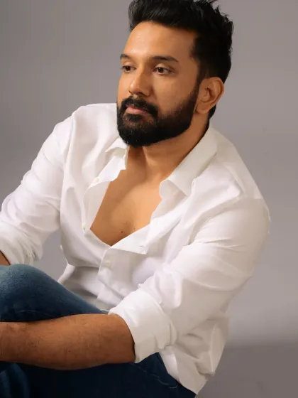 A thoughtful and composed portrait. The focus here is on clean lines and a natural skin finish, ensuring the actor looks his best from every angle.
