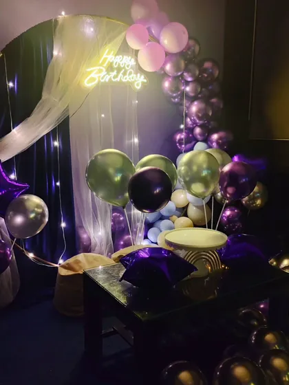 A wider view of the purple and gold birthday theme, showing how the balloons fill the space and create a complete party atmosphere.