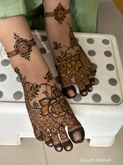Don't forget the feet! I love creating complementary designs for bridal foot henna. This pattern for Maheen features floral work across the top of the foot with delicate matching anklets.