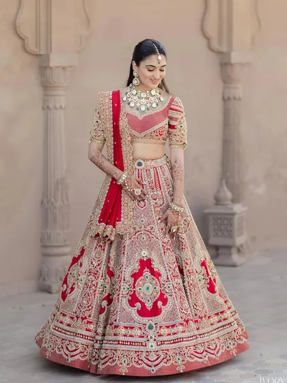 A vision in regal red. This look combines minimal makeup with statement jewellery, a technique I teach to create a balanced and royal bridal appearance.