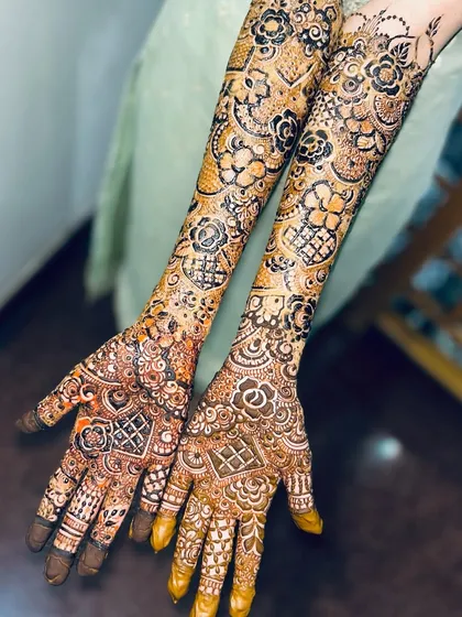 A full view of Bride Rumana's gorgeous mehendi. The design is a beautiful mix of floral and geometric patterns, with full coverage up to the elbows.