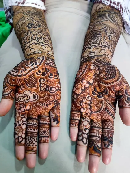 Notice the blend of geometric and floral work in this bridal design, a versatile skill for any henna artist.