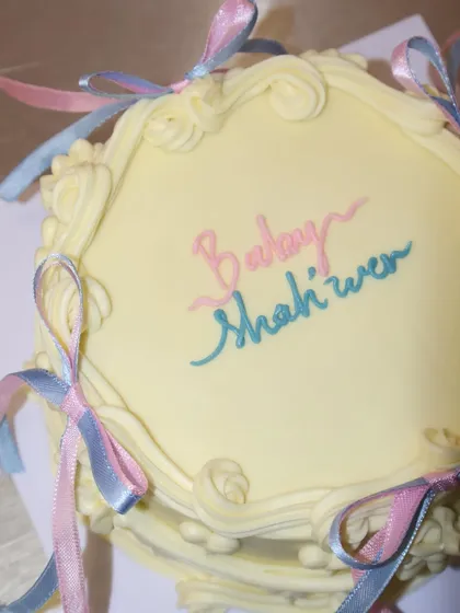 A top-down view of our vintage baby shower cake, showing the beautiful "Baby Shower" script and intricate border details.