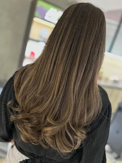 This caramel blonde balayage is a complete hair color transformation. I used a back-to-back foil technique to achieve maximum lift and a seamless blend on her long hair.
