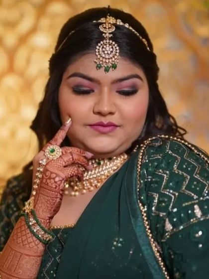 A close-up showing the delicate hathphool with a ring and the matching choker. These accessories complete the look with grace.