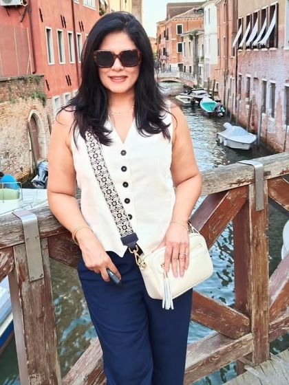 Back in Venice for our last few days, I wore navy linen pants with a white linen waistcoat. This chic and comfortable outfit was ideal for walking across the city's many bridges.