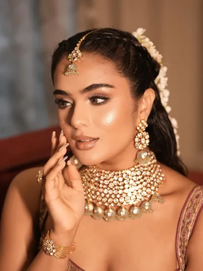 The magic is in the details. This close-up from a bridal mehendi look shows how I create that signature glow. The skin is luminous, the eyes have a soft shimmer, and the nude lip keeps it elegant. It’s a complete look that feels both glamorous and effortless.