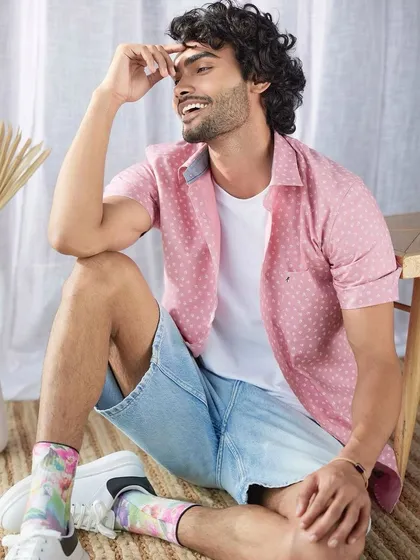 A cheerful lifestyle shot for Freezone. The grooming is light and fresh, giving the model a healthy, natural look that fits the brand's easygoing style.