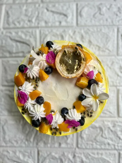 Say hello to our Mango Passion Cake! This tropical delight is perfect for summer, combining the sweetness of fresh mango with the tangy zest of passionfruit. We decorate it with fresh fruits, edible flowers, and a touch of gold leaf for a beautiful finish.