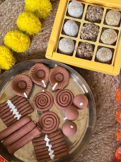 A festive platter fit for a furry king! Our Furry Frenzy Hamper is loaded with a variety of dog-safe cracker cookies and ladoos for the ultimate Diwali indulgence.