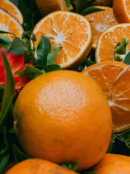 We incorporated real, juicy tangerines into the decor, adding a sensory element of sight and scent to the 'Citrus Safari' theme.