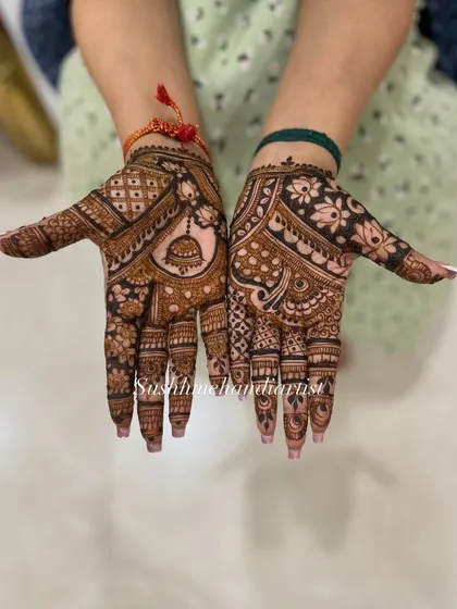 A playful and pretty design with a jhumka motif on one hand and floral patterns on the other. Perfect for someone who wants a non-symmetrical look.