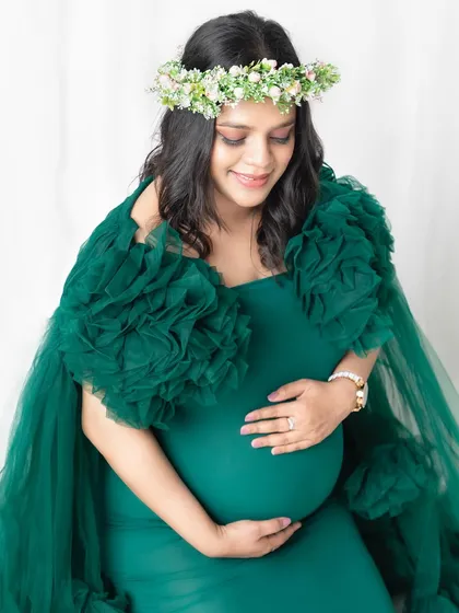 Creating a serene 'pari' look for this mother-to-be. The combination of the emerald green gown and a delicate floral crown creates such a soft and magical feel. My studio sessions are all about making you feel beautiful and comfortable.
