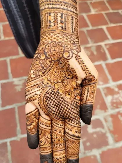 A closer look at the details on the palm. I enjoy creating dense, traditional patterns that are full of tiny elements like fine lines, dots, and floral motifs. Every part of the design is drawn with care.