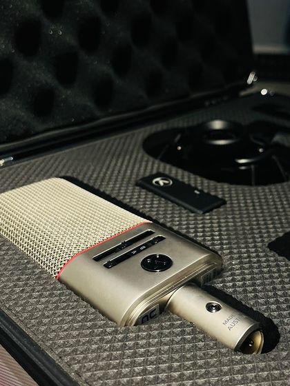 Unboxing the OC818. This microphone's innovative design ensures every detail of your performance is preserved with exceptional clarity.