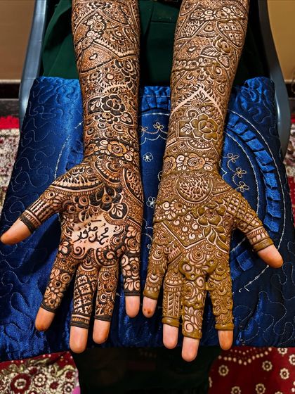 The palms of this bridal design feature intricate details and a space for the groom's name, written beautifully in Arabic script.