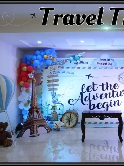 The travel theme looks magical with the lights dimmed.