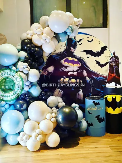 A full view of the Batman party corner, perfect for a home celebration. The themed plinth and character cutouts create a complete scene.