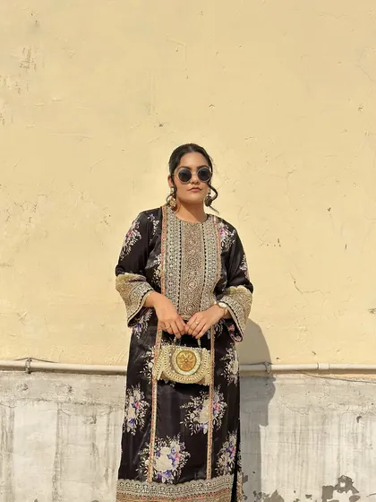 A final look at this pairing, showing how the natural tones of the purse create a beautiful contrast with the dark, printed fabric.