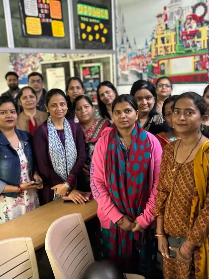 The energy in my parent workshops is always so positive and collaborative. This photo captures a group of parents ready to learn and share, all with the common goal of providing the best possible support for their children's development.